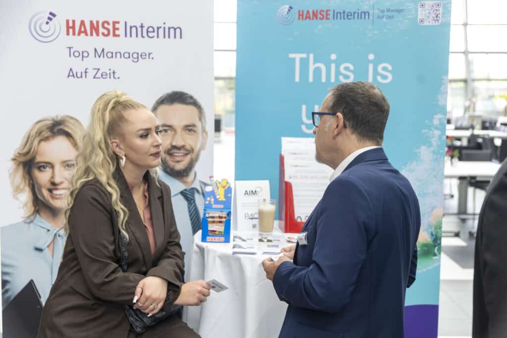 Anna Ritschel auf dem Marktplatz im Gespräch mit einem Interim Manager